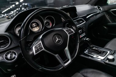 Novosibirsk, Rusya Temmuz 12, 2019: beyaz Mercedes-Benz c-sınıfı, gösterge paneli yakın çekim, hız göstergesi, takometre ve direksiyon. . modern araba iç