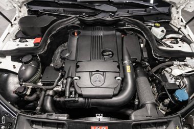 Novosibirsk, Rusya Temmuz 12, 2019: beyaz Mercedes-Benz c-class, motor yakın çekim, ön görünüm. Içten yanmalı motor, araba parçaları, deteyling