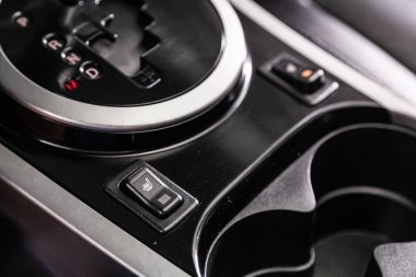 Novosibirsk, Rusya 12 Temmuz 2019: Mazda Cx-7, koltuk ısıtma düğmelerinin yakın çekim. modern araba iç: parçalar, düğmeler, düğme 