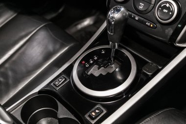 Novosibirsk, Rusya 12 Temmuz 2019: Mazda Cx-7, hızlandırıcı kolu ve düğmeleri yakın çekim. araba otomatik şanzıman dişli , araba iç