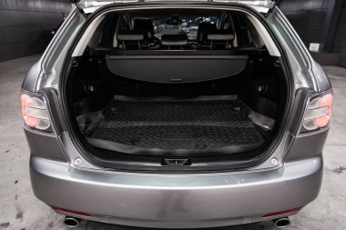 Novosibirsk, Rusya 12 Temmuz 2019: Mazda Cx-7, açık gövde yakın çekim, ön görünüm. Novosibirsk bir otoparkta modern bir araba Fotoğraf