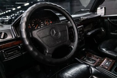 Novosibirsk, Rusya Temmuz 12, 2019: siyah Mercedes-Benz G-sınıfı, gösterge paneli yakın çekim, hız göstergesi, takometre ve direksiyon. . modern araba iç