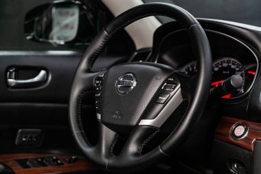 Novosibirsk, Rusya Temmuz 12, 2019: Nissan Teana, pano yakın çekim, hız göstergesi, takometre ve direksiyon. . modern araba iç