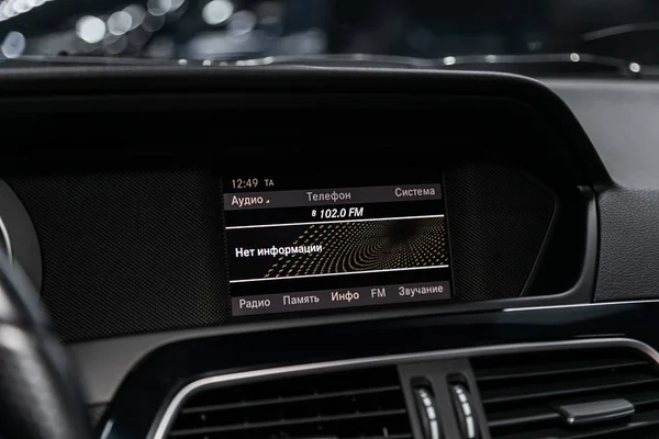ノボシビルスク ロシア2019年7月12日 白いメルセデス ベンツCクラス ラジオ 時計などに関する情報をダッシュボードのクローズアップ モダンな車のインテリア — ストック写真