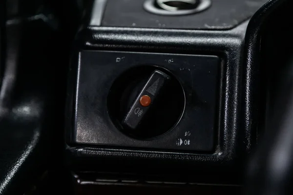 ノボシビルスク ロシア2019年7月12日 黒のメルセデス ベンツGクラス ヘッドライトスイッチコントロールボタンのクローズアップ 自動調整レベルダッシュボード 現代車のインテリア ボタン — ストック写真