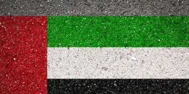 Taş bir arka plan üzerinde Birleşik Arap Emirlikleri Ulusal bayrağı. Ulusal gurur kavramı ve ülkenin sembolü.