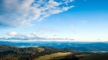 Güzel taze yeşil orman, yol Chui yolu ve Altay dağ arka plan bir manzara görünümü. Altay dağlarında güzel yeşil ormanın panoramik görünümü