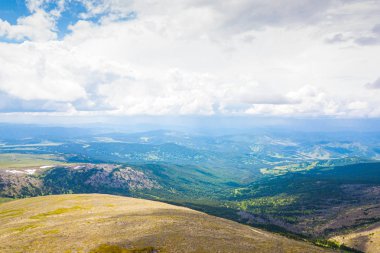 Ultra geniş silüet Panoraması. Mavi gökyüzü arka planda orman ile kaplı yeşil dağlar. Bir bakış açısı yeşil dağlar muhteşem görünümü
