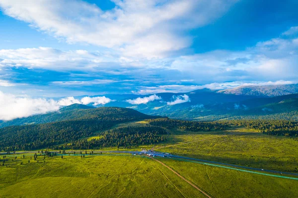 Ультра Широкая Панорама Горизонта Зеленые Горы Покрытые Лесом Голубом Фоне — стоковое фото