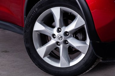 Novosibirsk, Rusya Temmuz 12, 2019: Nissan Juke, alaşım tekerleği yakın çekim. Novosibirsk bir otoparkta modern bir araba Fotoğraf