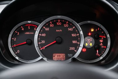 Novosibirsk, Rusya 12 Temmuz 2019: Mitsubishi L200, Kırmızı arka ışıklı araba panosu: Odometre, hız göstergesi, takometre, yakıt seviyesi, su sıcaklığı ve daha fazlası