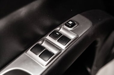 Novosibirsk, Rusya 12 Temmuz 2019: Mitsubishi L200, yan kapı düğmelerinin yakın çekimi: pencere ayar düğmeleri, kapı kilidi. modern araba iç: parçalar, düğmeler, düğme