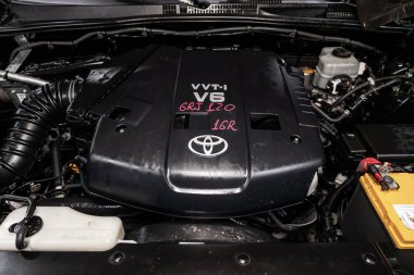 Novosibirsk, Rusya Temmuz 12, 2019: Toyota Land Cruizer Prado, motor yakın çekim, ön görünüm. Içten yanmalı motor, araba parçaları, deteyling