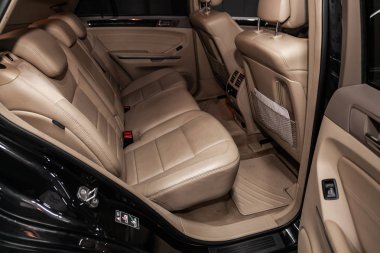 Novosibirsk, Rusya Temmuz 12, 2019: Mercedes-Benz M-sınıfı Ml63 Amg, koltuk kemerli bej deri arka koltuklar yakın çekim. modern araba iç