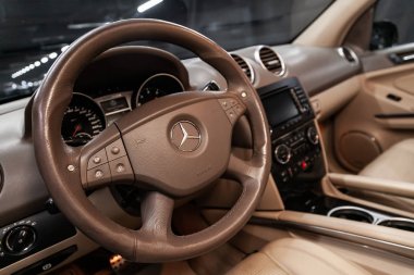 Novosibirsk, Rusya Temmuz 12, 2019: Mercedes-Benz M-sınıfı Ml63 Amg, pano yakın çekim, hız göstergesi, takometre ve direksiyon. . modern araba iç