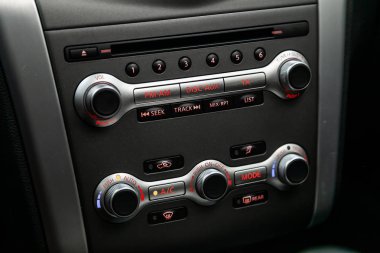 Novosibirsk, Rusya Temmuz 12, 2019: Nissan Murano, Yakın oyuncu, radyo, araba havalandırma sistemi ve klima - ayrıntıları ve modern araba kontrolleri 