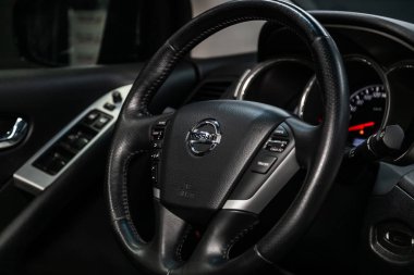 Novosibirsk, Rusya Temmuz 12, 2019: Nissan Murano, pano yakın çekim, hız göstergesi, takometre ve direksiyon. . modern araba iç