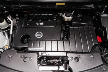 Novosibirsk, Rusya Temmuz 12, 2019: Nissan Murano, motor yakın çekim, ön görünüm. Içten yanmalı motor, araba parçaları, deteyling