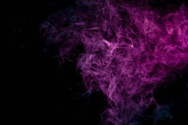 Patlama soyut hareketi birden çok mavi ve pembe renk siyah arka plan üzerinde duman donmuş. Vap duman arka plan
