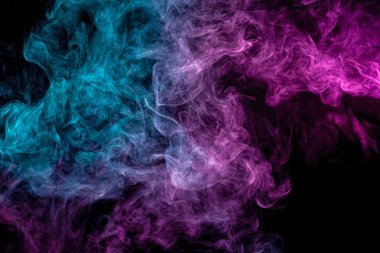 Siyah arka planda renk mavi ve pembe duman soyut toksik hareketi, yangın tasarımı. Giysi için fantezi baskı: t-shirt, tişörtü