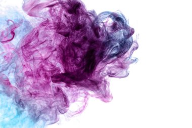 Beyaz izole arka plan duman pembe ve mavi bulutu. VAP duman arka plan