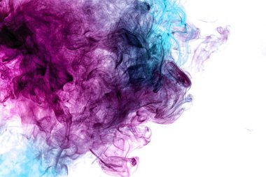 Beyaz izole zemin üzerinde mavi ve pembe renklerin yoğun çok renkli duman. Duman vap arka plan