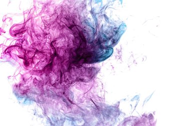 Beyaz izole arka planda soyut sanat renkli pembe ve mavi duman. Karanlık artalan üzerinde çok renkli duman hareketini durdurun