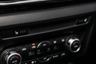 Novosibirsk, Rusya 17 Temmuz 2019: Mazda 3, koltuk ısıtma düğmelerinin yakın çekim. modern araba iç: parçalar, düğmeler, düğme 