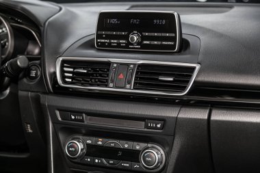 Novosibirsk, Rusya 17 Temmuz 2019: Mazda 3, gösterge panelinin yakın çekim, üfleyici, klima, oyuncu ayarlama. modern araba iç