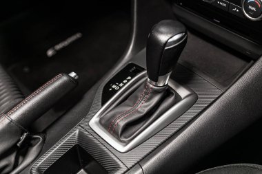 Novosibirsk, Rusya 17 Temmuz 2019: Mazda 3, hızlandırıcı kolu ve düğmeleri yakın çekim. araba otomatik şanzıman dişli , araba iç 