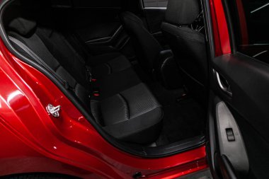Novosibirsk, Rusya 17 Temmuz 2019: Mazda 3, koltuk kemerli siyah arka koltukların yakın çekim. modern araba iç