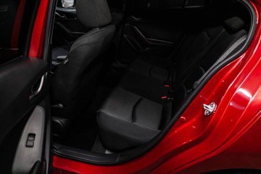 Novosibirsk, Rusya 17 Temmuz 2019: Mazda 3, koltuk kemerli siyah arka koltukların yakın çekim. modern araba iç