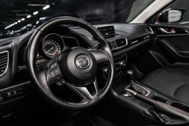 Novosibirsk, Rusya 17 Temmuz 2019: Mazda 3, gösterge panelinin yakın çekim, hız göstergesi, takometre ve direksiyon. . modern araba iç