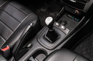 Novosibirsk, Rusya 17 Temmuz 2019: Ssangyong Actyon, hızlandırıcı kolu ve düğmeleri yakın çekim. araba otomatik şanzıman dişli , araba iç