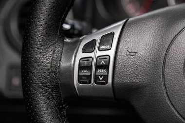 Novosibirsk, Rusya 17 Temmuz 2019: Suzuki Sx4, telefon ayarı ve ses düğmeleri ile Multiwheel yakın çekim. Novosibirsk bir otoparkta modern bir araba Fotoğrafçılığı. modern araba iç