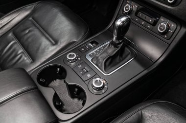 Novosibirsk, Rusya 17 Temmuz 2019: Volkswagen Touareg, hızlandırıcı kolu ve düğmeleri yakın çekim. araba otomatik şanzıman dişli , araba iç 