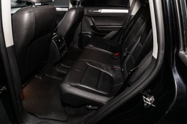 Novosibirsk, Rusya Temmuz 17, 2019: Volkswagen Touareg, koltuk kemerli siyah arka koltuklar yakın çekim. modern araba iç