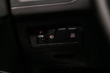 Novosibirsk, Rusya Temmuz 17, 2019: Nissan X-Trail, Far anahtarı kontrol düğmeleri yakın çekim, otomatik ayar seviyesi panosu. modern araba iç: parçalar, düğmeler, düğme 