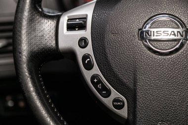 Novosibirsk, Rusya 17 Temmuz 2019: Nissan X-Trail, telefon ayarı ve ses düğmeleri ile Multiwheel yakın çekim. Novosibirsk bir otoparkta modern bir araba Fotoğrafçılığı. modern araba iç