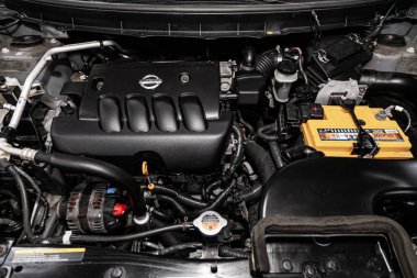 Novosibirsk, Rusya Temmuz 17, 2019: Nissan X-Trail, motor yakın çekim, ön görünüm. Içten yanmalı motor, araba parçaları, deteyling