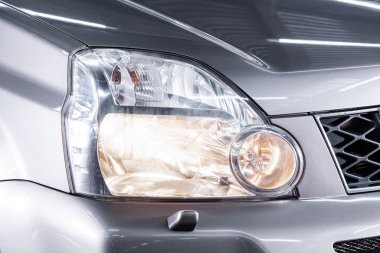 Novosibirsk, Rusya Temmuz 17, 2019: Nissan X-Trail, far yakın çekim, tampon. Novosibirsk bir otoparkta modern bir araba Fotoğraf