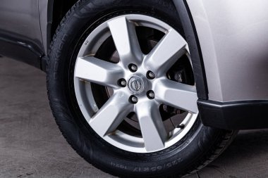 Novosibirsk, Rusya 17 Temmuz 2019: Nissan X-Trail, alaşım tekerleğiyakın çekim. Novosibirsk bir otoparkta modern bir araba Fotoğraf