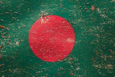 Eski soyma duvar arka plan üzerinde Bangladeş Ulusal bayrağı. Ulusal gurur kavramı ve ülkenin sembolü.