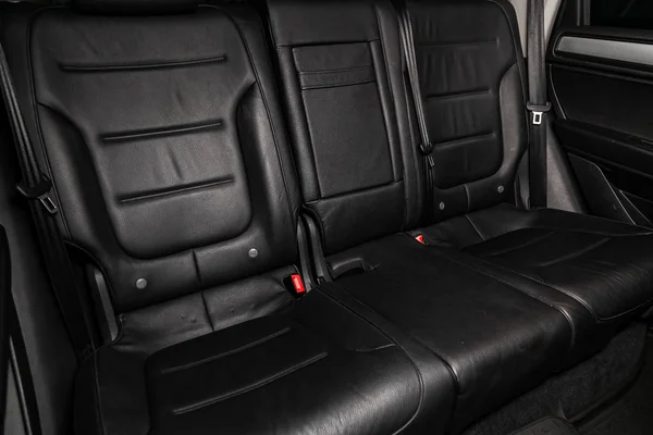 ノボシビルスク ロシア 2019年7月17日 フォルクスワーゲントゥアレグ シートベルト付き黒の後部座席のクローズアップ モダンな車のインテリア — ストック写真