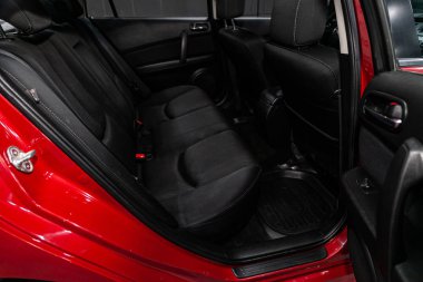 Novosibirsk, Rusya 17 Temmuz 2019: Mazda 6, koltuk kemerli siyah arka koltukların yakın çekim. modern araba iç