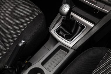 Novosibirsk, Rusya 17 Temmuz 2019: Ford Focus, hızlandırıcı kolu ve düğmeleri yakın çekim. araba otomatik şanzıman dişli , araba iç