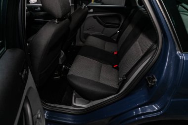 Novosibirsk, Rusya Temmuz 17, 2019: Ford Focus, koltuk kemerli siyah arka koltuklar yakın çekim. modern araba iç