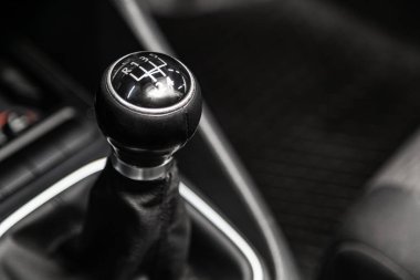 Novosibirsk, Rusya 17 Temmuz 2019: Volkswagen Golf, hızlandırıcı kolu yakın çekim. araba otomatik şanzıman dişli , araba iç
