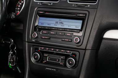 Novosibirsk, Rusya Temmuz 17, 2019: Volkswagen Golf, pano yakın çekim, üfleyici ayarı, klima, oyuncu. modern araba iç