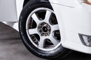 Novosibirsk, Rusya Temmuz 17, 2019: Toyota Opa , alaşım tekerleği yakın çekim. Novosibirsk bir otoparkta modern bir araba Fotoğraf